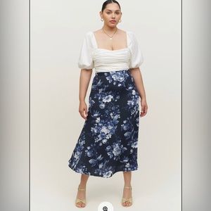 Reformation Bea midi skirt size 2 navy floral
